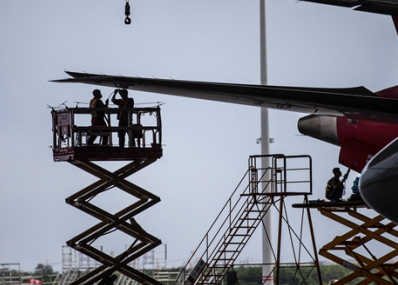 海南机场利用电动升降平台车检修飞机
