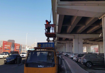 剪刀式升降车成为哈尔滨道桥部门清理冰凌的登高辅助机械